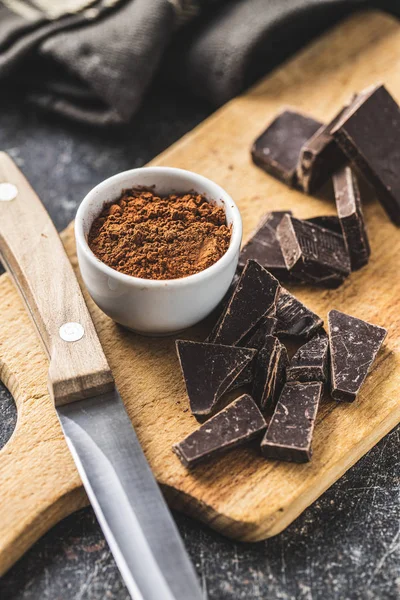 Donkere chocolade en cacao poeder. — Stockfoto