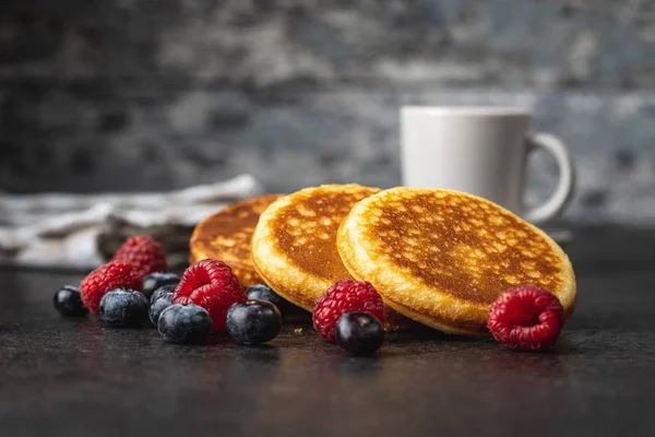 Sweet homemade pancakes with blueberries and raspberries — Stock Photo, Image