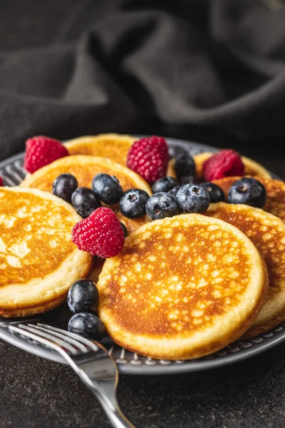 Sweet homemade pancakes with blueberries and raspberries — Stock Photo, Image