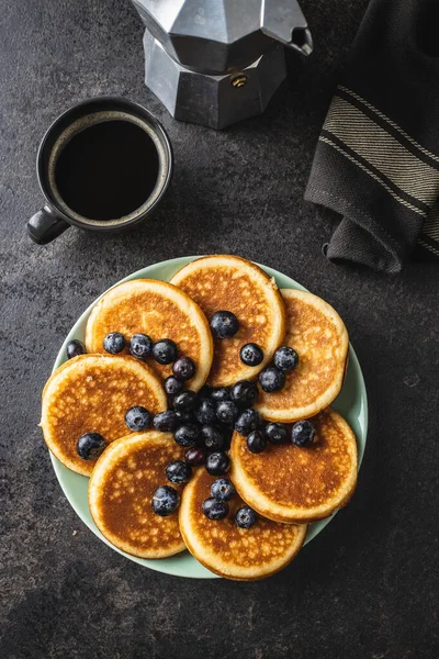 Sweet homemade pancakes and blueberries — Stock Photo, Image