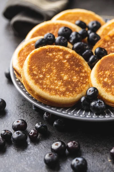 Sweet homemade pancakes and blueberries — Stock Photo, Image