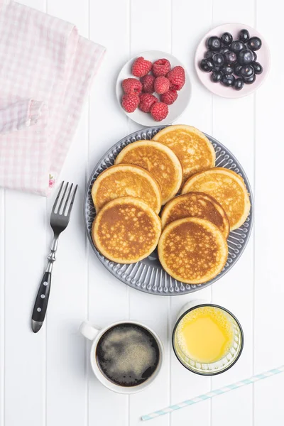 Sweet homemade pancakes with blueberries and raspberries — Stock Photo, Image