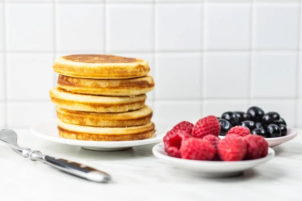 Pancake buatan sendiri yang manis dengan blueberry dan raspberry — Stok Foto