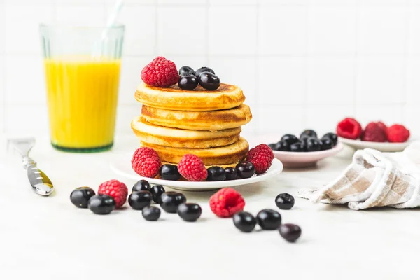 Sweet homemade pancakes with blueberries and raspberries — Stock Photo, Image