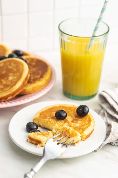 Sweet homemade pancakes with blueberries — Stock Photo, Image