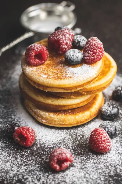 Sweet homemade pancakes with blueberries and raspberries sprinkl — Stock Photo, Image