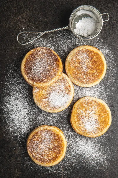 Panqueques caseros dulces salpicados de azúcar — Foto de Stock