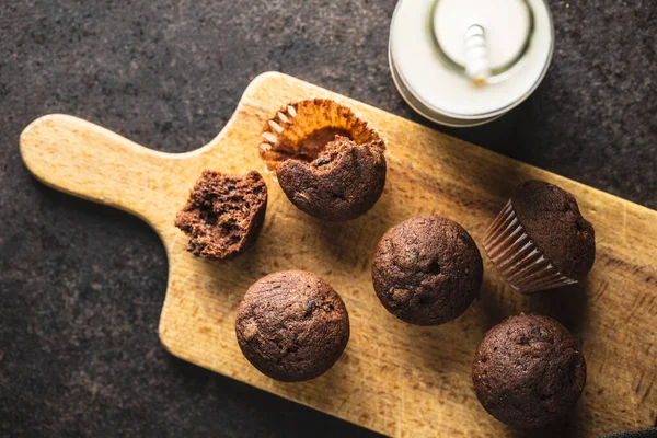 Des muffins au chocolat savoureux. Gâteaux sucrés . — Photo