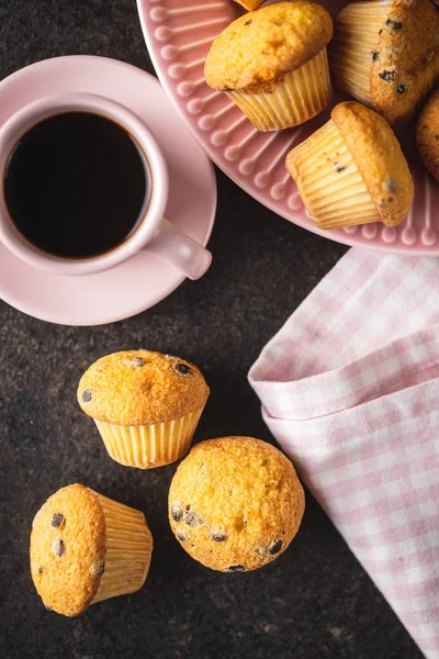 Muffins de chocolate saborosos. Doces cupcakes . — Fotografia de Stock