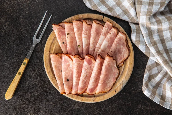 Szalámi kolbászt szeletelt. Füstölt sonka. — Stock Fotó