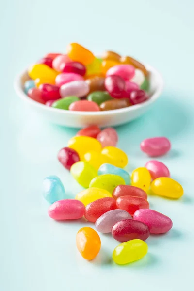 Jellybeans Fruités Gelée Colorée Savoureuse Haricots Sur Fond Coloré — Photo