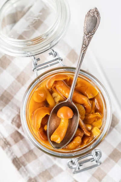 Funghi Sottaceto Funghi Marinati Vaso Tovagliolo Scacchi Vista Dall Alto — Foto Stock