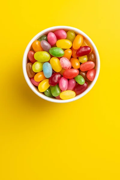 Fruity Jellybeans Chutné Barevné Želé Fazole Misce Žlutém Pozadí Horní — Stock fotografie