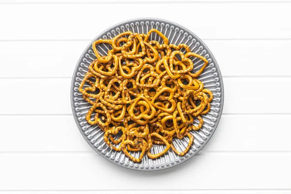 Pretzels Crocantes Moldam Coração Lanche Saboroso Prato Vista Superior — Fotografia de Stock