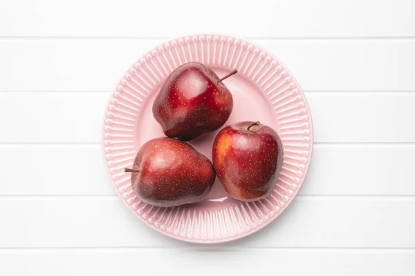 Three Ripe Red Apples Plate Top View — Stock Photo, Image