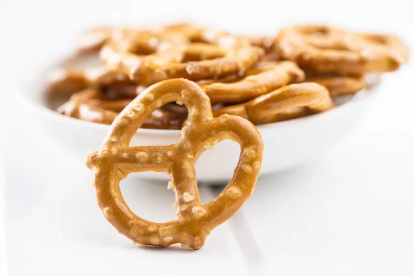 Pretzels Crocantes Lanche Saboroso Mesa Branca — Fotografia de Stock