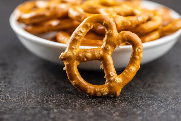 Pretzels Crujientes Sabroso Bocadillo Vieja Mesa Cocina —  Fotos de Stock