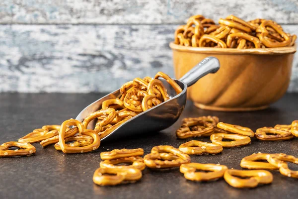 Los Pretzels Crujientes Forman Corazón Sabroso Bocadillo Vieja Mesa Cocina —  Fotos de Stock