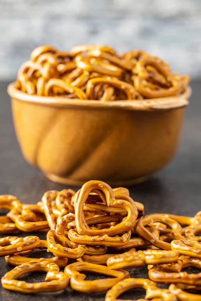 Pretzels Crocantes Moldam Coração Lanche Saboroso Mesa Cozinha Velha — Fotografia de Stock