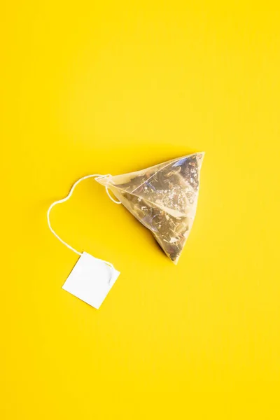 Цветочный Чайный Пакетик Желтом Фоне Вид Сверху — стоковое фото