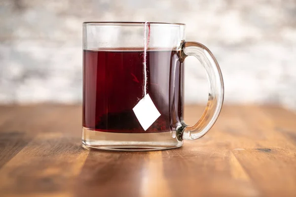 Thé Aux Fruits Dans Une Tasse Verre Sur Une Table — Photo