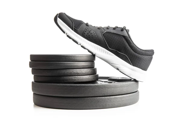 Sapatos Esportivos Pretos Pesos Halteres Isolados Fundo Branco — Fotografia de Stock