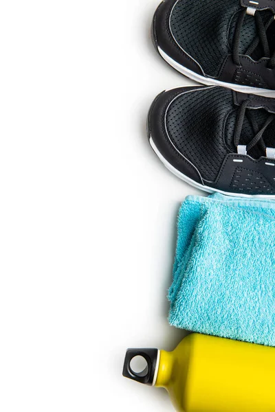 健康的概念 白色背景的黑色运动鞋 毛巾和瓶子 — 图库照片