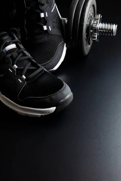 Fitness Konsepti Siyah Arka Planda Siyah Spor Ayakkabılar — Stok fotoğraf