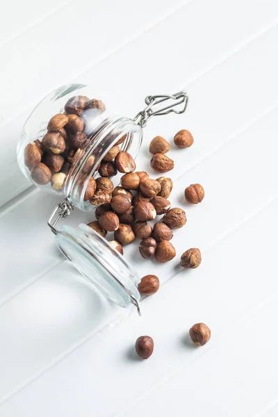 Noisettes Séchées Pot Sur Table Blanche — Photo