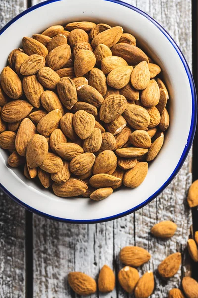 Nueces Almendras Secas Tazón Sobre Una Vieja Mesa Madera Vista — Foto de Stock