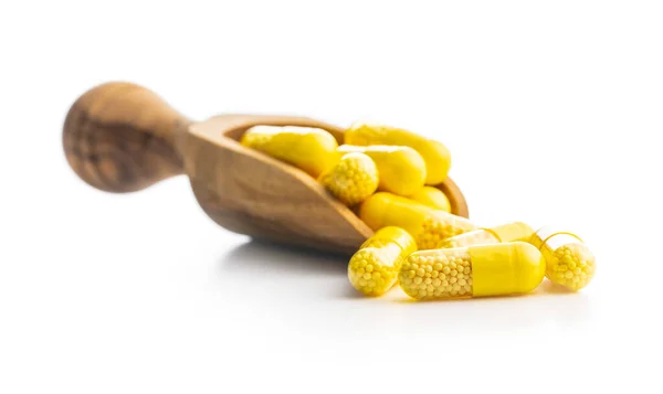 Vitamine Capsules Vitamine Pillen Houten Primeur Geïsoleerd Witte Achtergrond — Stockfoto