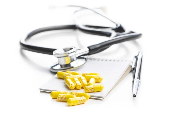 Vitamin Kapsülleri Vitamini Hapları Defteri Steteskop Beyaz Arka Planda Izole — Stok fotoğraf