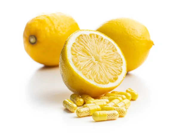 维生素胶囊 维生素胶囊 白色背景下分离的维生素C药丸和黄色柠檬 — 图库照片