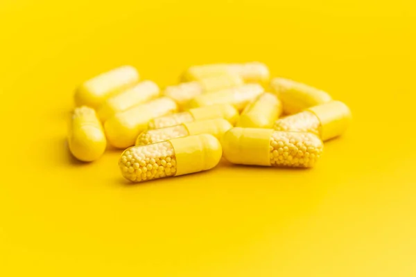 Vitamine Capsules Vitamine Pillen Gele Achtergrond — Stockfoto
