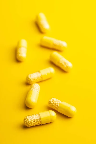 Cápsulas Vitaminas Píldoras Vitamina Sobre Fondo Amarillo — Foto de Stock