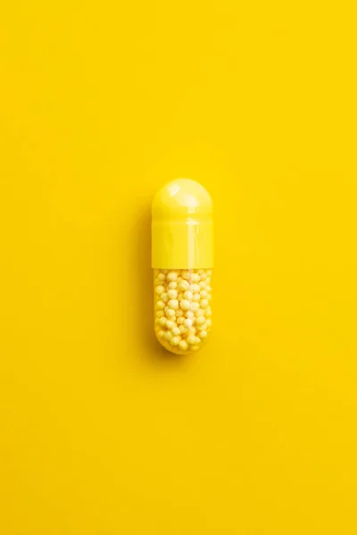 Вітамінна Капсула Вітамін Таблетки Жовтому Тлі Вид Зверху — стокове фото