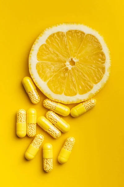 Cápsulas Vitaminas Pastillas Vitamina Rodajas Limón Sobre Fondo Amarillo Vista — Foto de Stock