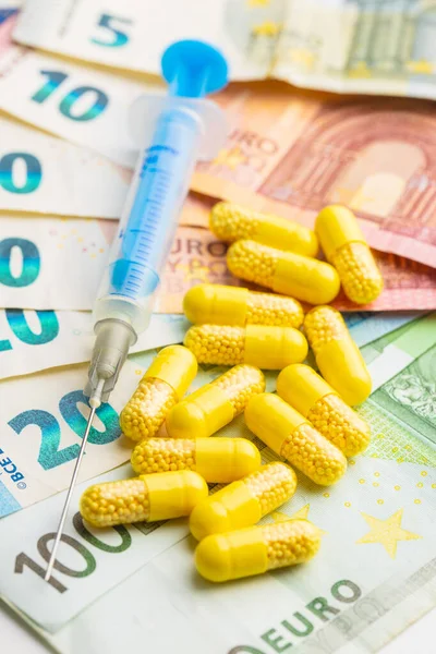 シリンジ 薬とユーロのお金 ヘルスケアとビジネスのコンセプト — ストック写真