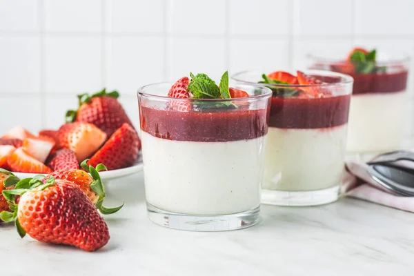 Sobremesa Italiana Panna Cotta Vidro Com Morangos — Fotografia de Stock