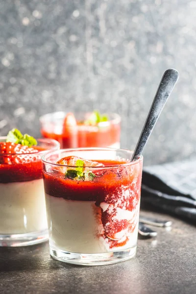 Panna Cotta Dolce Italiana Vetro Con Fragole — Foto Stock