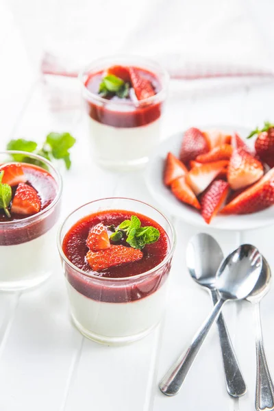 Italian Dessert Panna Cotta Glass Strawberries — Stock Photo, Image