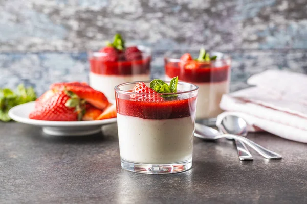 Sobremesa Italiana Panna Cotta Vidro Com Morangos — Fotografia de Stock