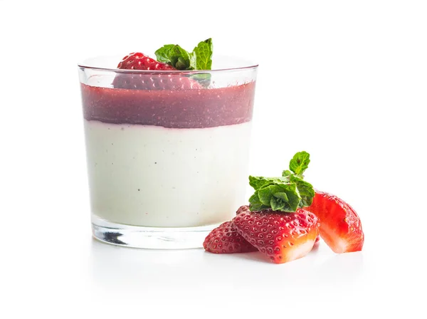 意大利甜食意大利面 带有草莓 背景为白色 — 图库照片