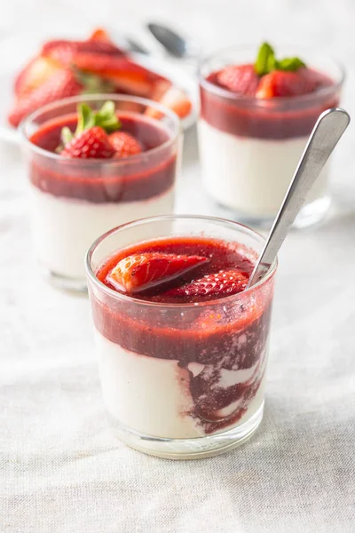 Italian Dessert Panna Cotta Strawberries Tablecloth — Stock Photo, Image