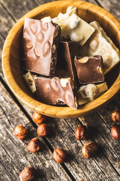 Dunkle Und Weiße Nussschokolade Holzschale Zerbrochene Schokoladentafel — Stockfoto