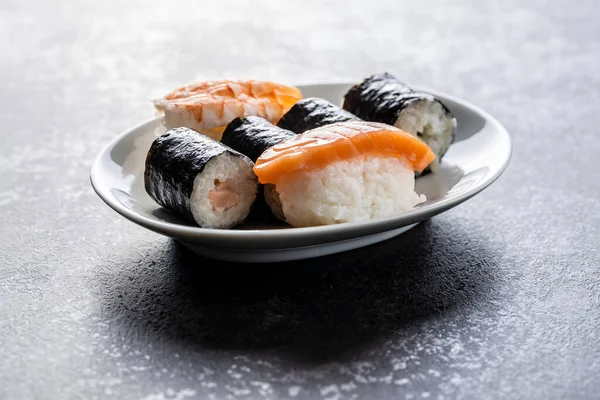 Ιαπωνικό Σούσι Maki Και Nigiri Σούσι Στο Πιάτο — Φωτογραφία Αρχείου