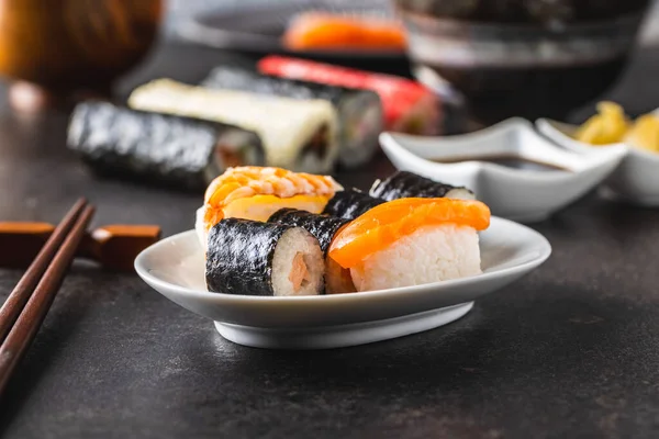 Ιαπωνικό Σούσι Maki Και Nigiri Roll Sushi Σολομό Χαβιάρι Αβοκάντο — Φωτογραφία Αρχείου