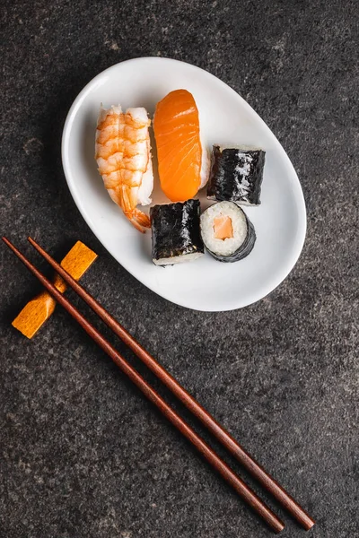 Ιαπωνικό Σούσι Maki Και Nigiri Roll Sushi Σολομό Χαβιάρι Αβοκάντο — Φωτογραφία Αρχείου