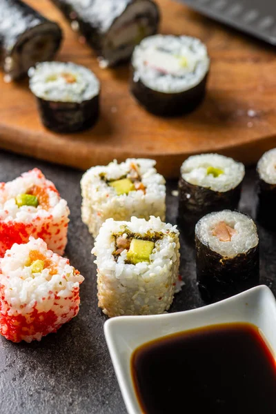 日本の寿司料理 サーモン キャビア アボカド マグロ 醤油で巻き寿司 — ストック写真