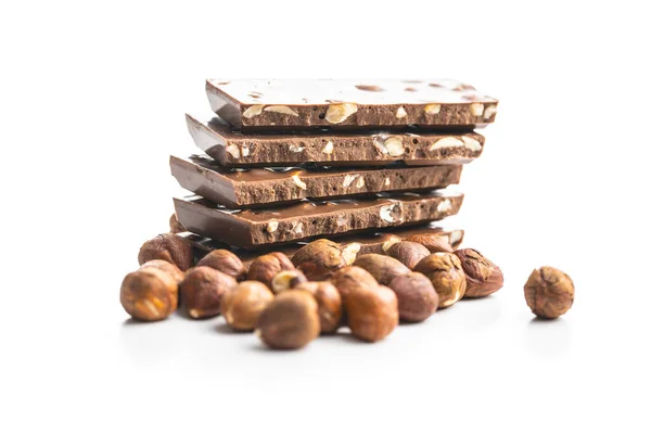 Batang Cokelat Susu Dan Kacang Hazelnut Diisolasi Pada Latar Belakang — Stok Foto
